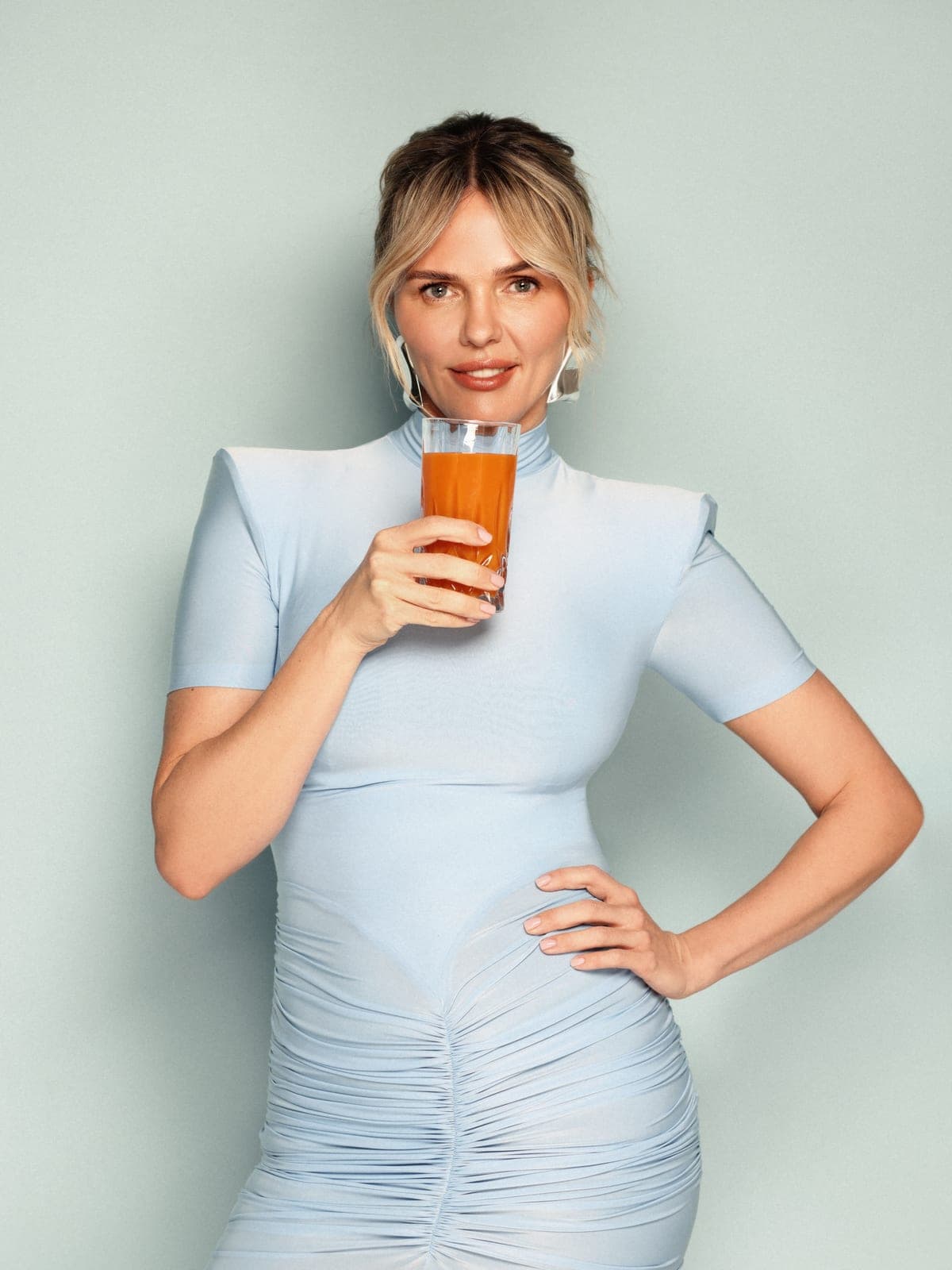 Olesia Yehorycheva holding a glass of fresh smoothie